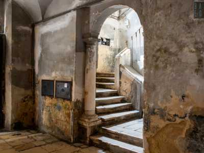 ...si trova un arco tufaceo che conduce al vano scala 